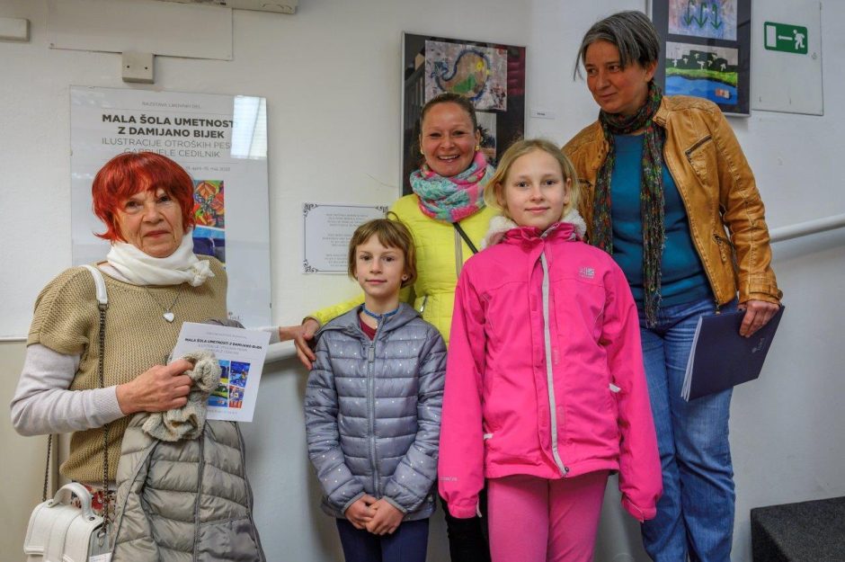 Gabrijela Cedilnik Damijana Bijek In Simona Zorko Z Mladima Likovnicama