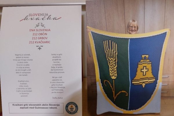 Razstava kvačkanih izdelkov Milene Jakič v krajevni knjižnici Dobrepolje