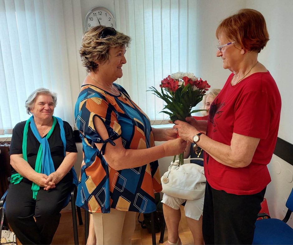 Predsednica Drustva Sentviskih Likovnikov Milka Gruden In Milena Bojc