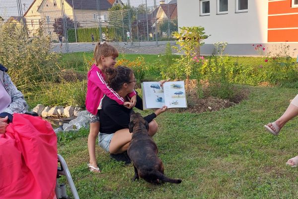 Glasno branje na skupnostnem vrtu