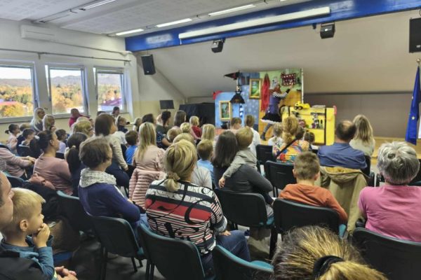 Otroška predstava Super čarovnica Mici ob tednu otroka